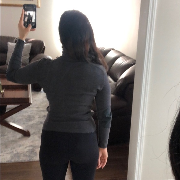 Luxurious PRADA Turtleneck  - 95% wool 😻 - Picture 11 of 11